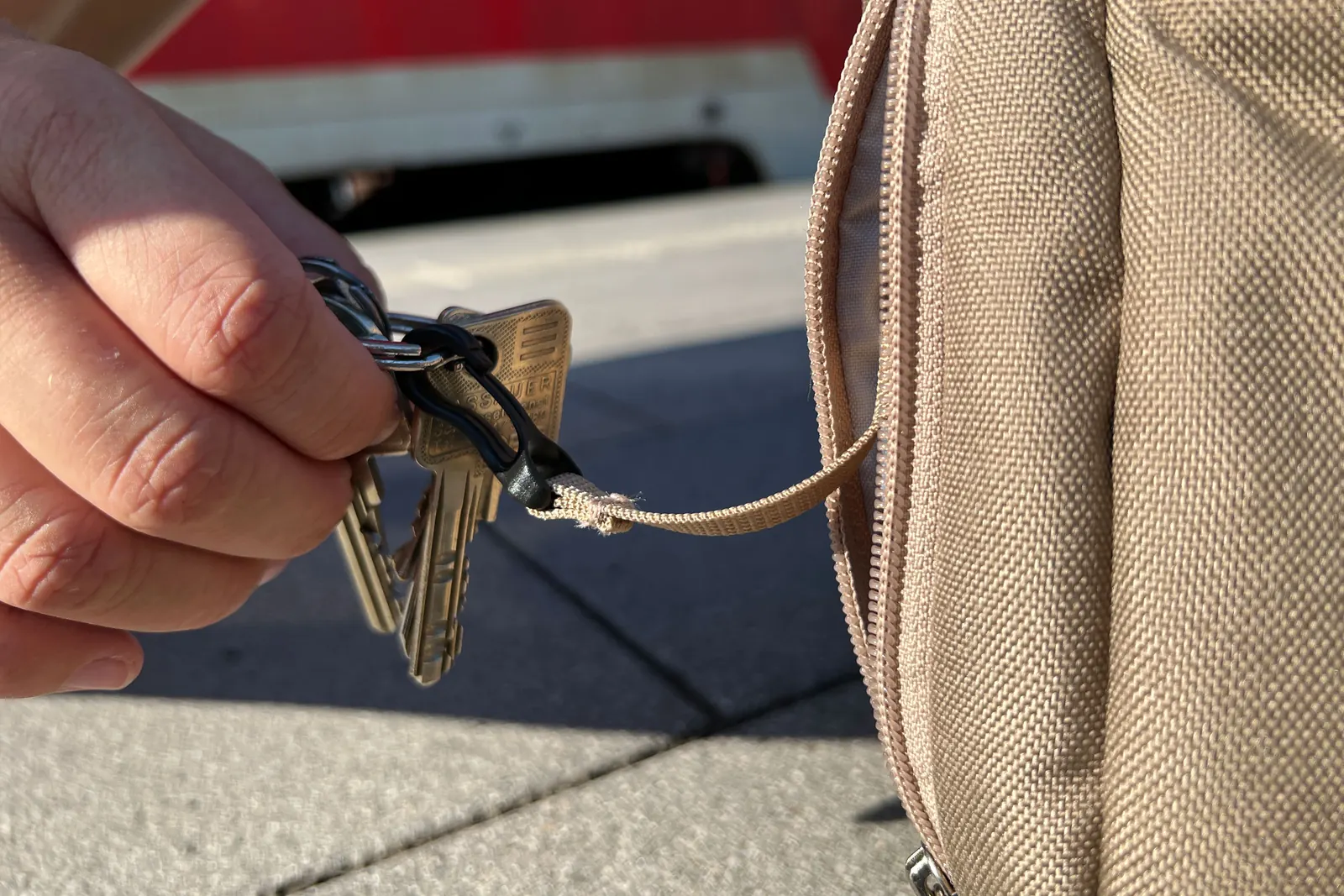 Schlüssel am Schlüsselclip im geöffneten Außenfach einer BACH Dr. Duffel