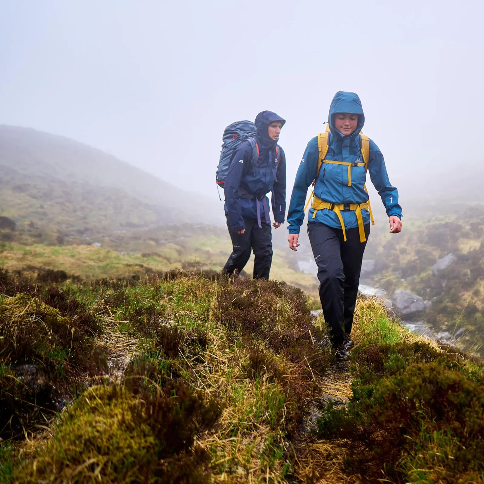 Die 7 besten Regenjacken für Wandern, Alltag und Kinder