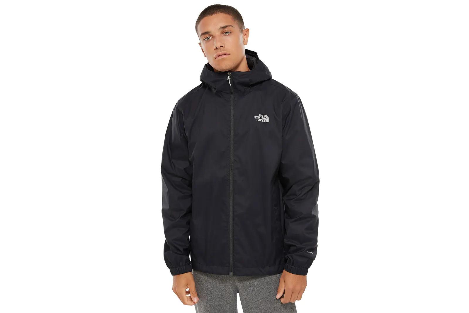 Mann trägt eine schwarze The North Face Quest Jacke mit Kapuze