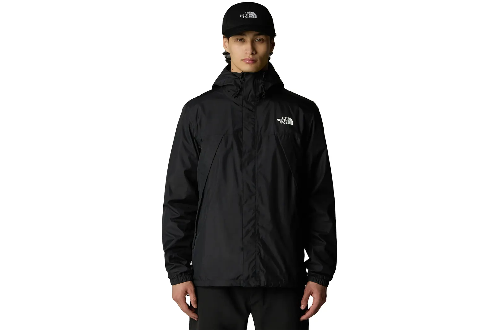 Person trägt eine schwarze The North Face Antora Jacke mit geschlossener Front