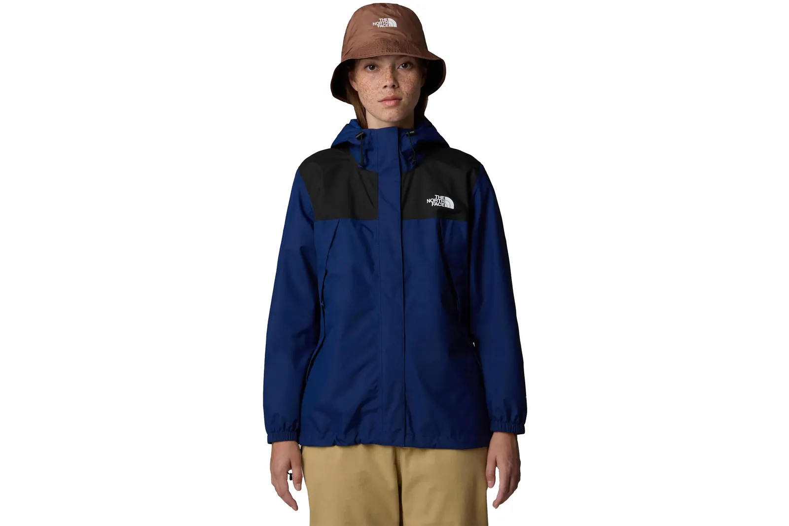 Person trägt eine blau-schwarze The North Face Antora Jacke mit Kapuze