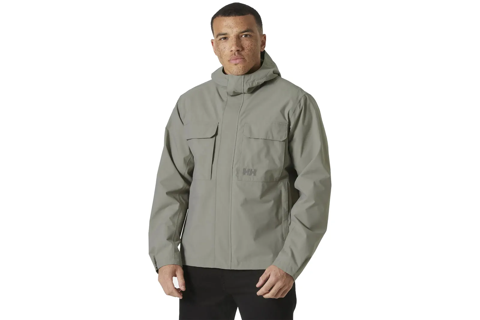Mann trägt eine graugrüne Helly Hansen Escape Regenjacke mit zwei Brusttaschen