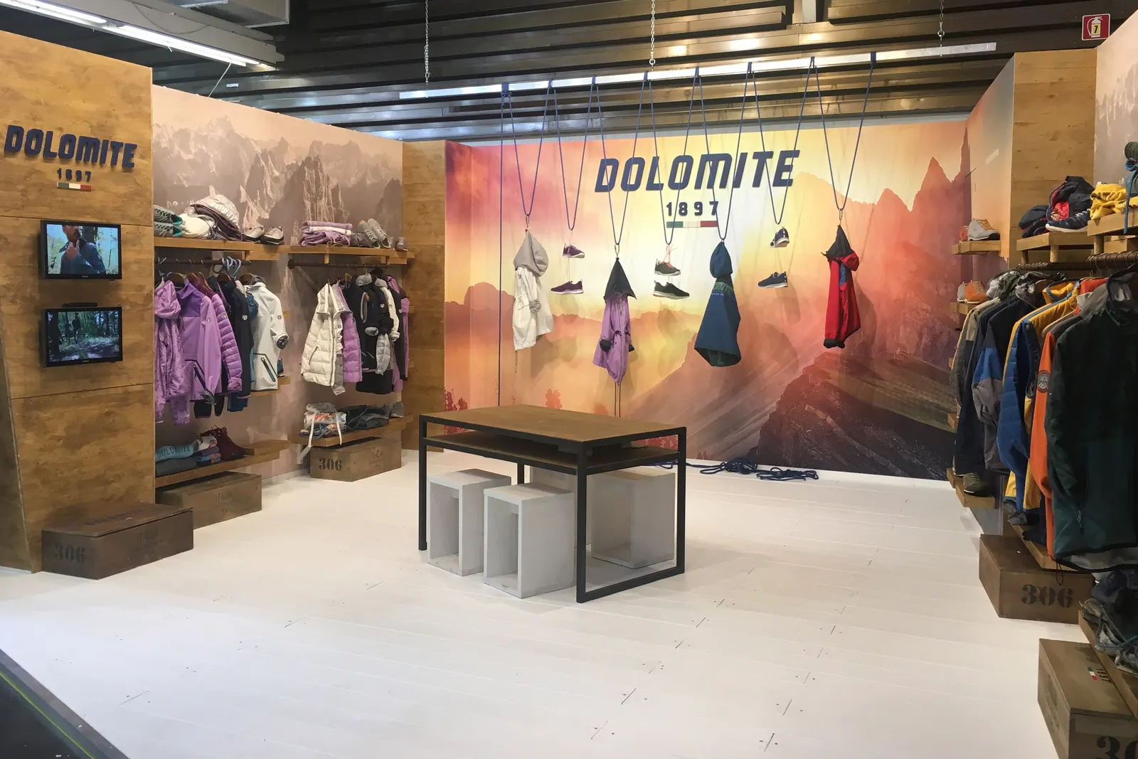 Dolomite-Ausstellungsfläche mit Jacken, Schuhen und Bergmotiven an den Wänden