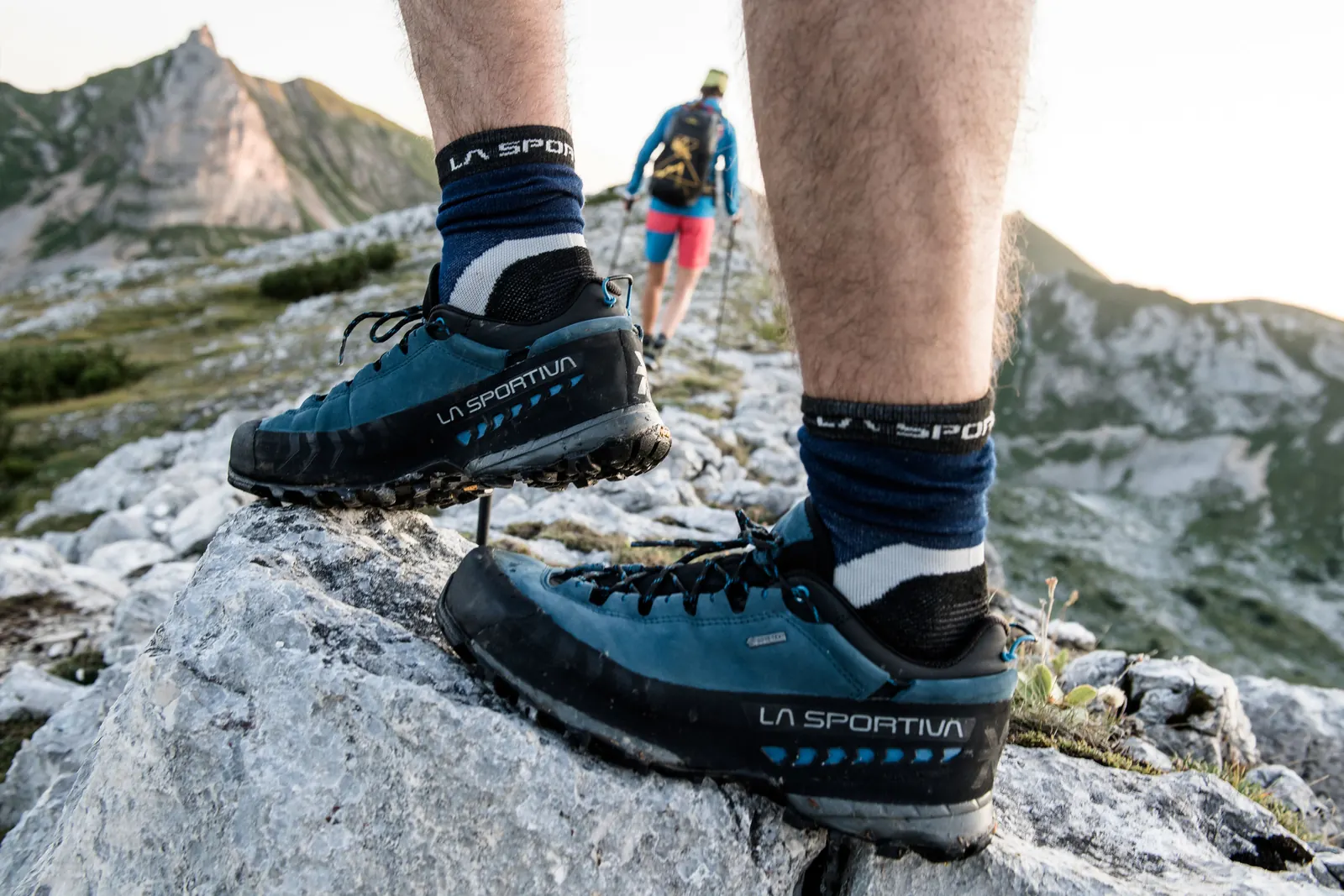 Wanderschuhe von La Sportiva auf einem Felsblock im Gebirge