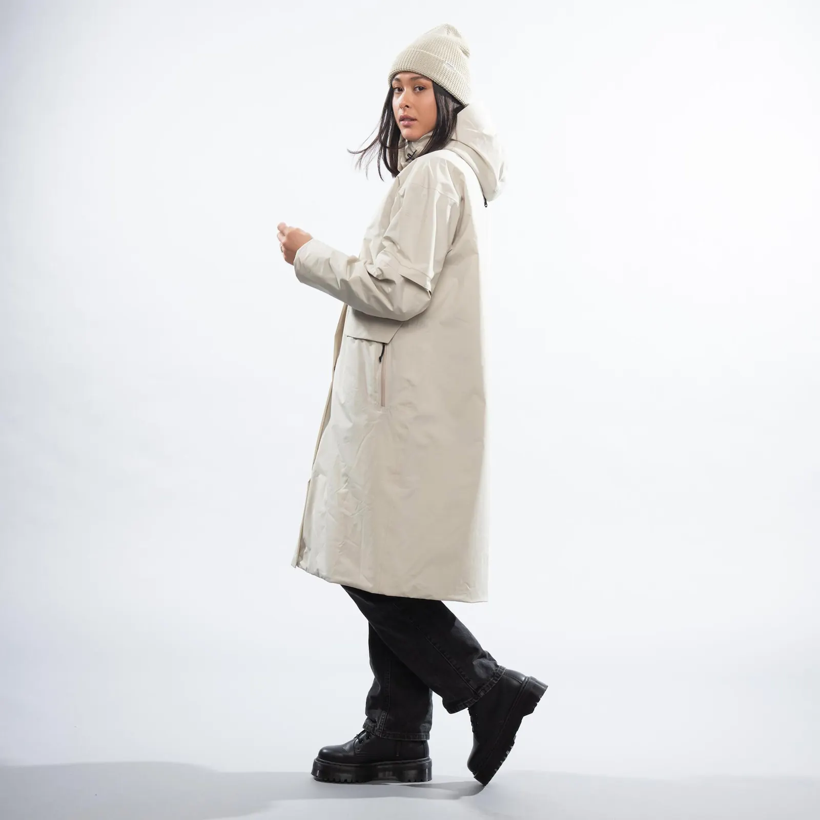 Person im beigefarbenen Oslo Urban Insulated Parka mit Kapuze und langem Saum