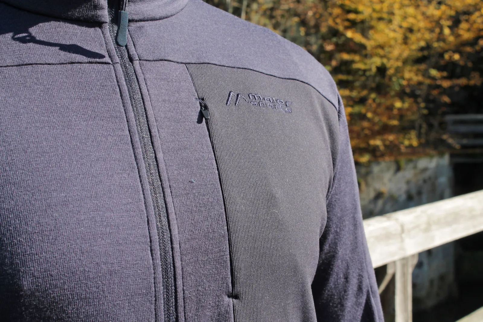 Graue Skutvik-Jacke mit durchgehendem Frontreißverschluss und kleiner Brusttasche