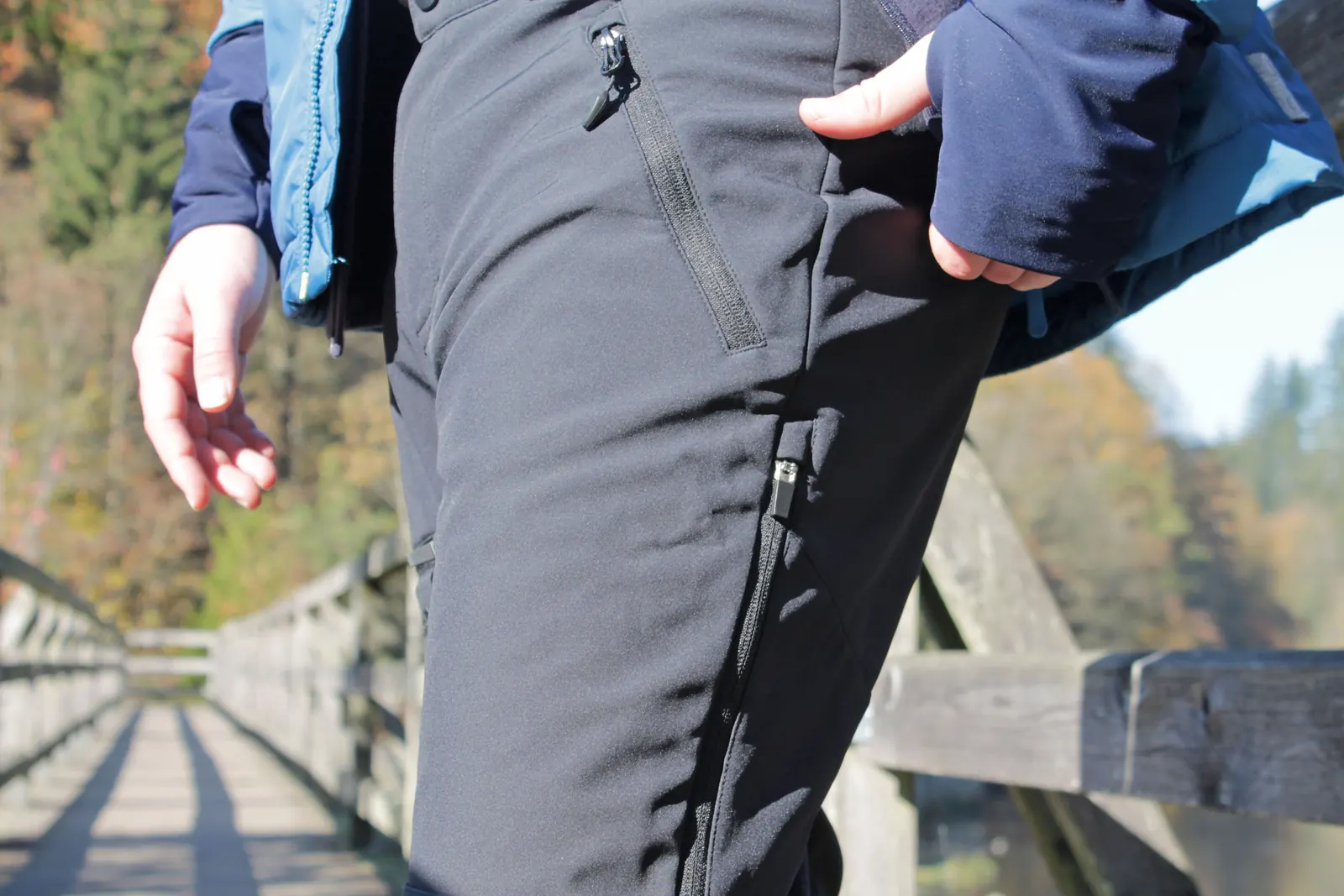 Seitlicher Belüftungsreißverschluss an der dunklen Adakit-Softshellhose