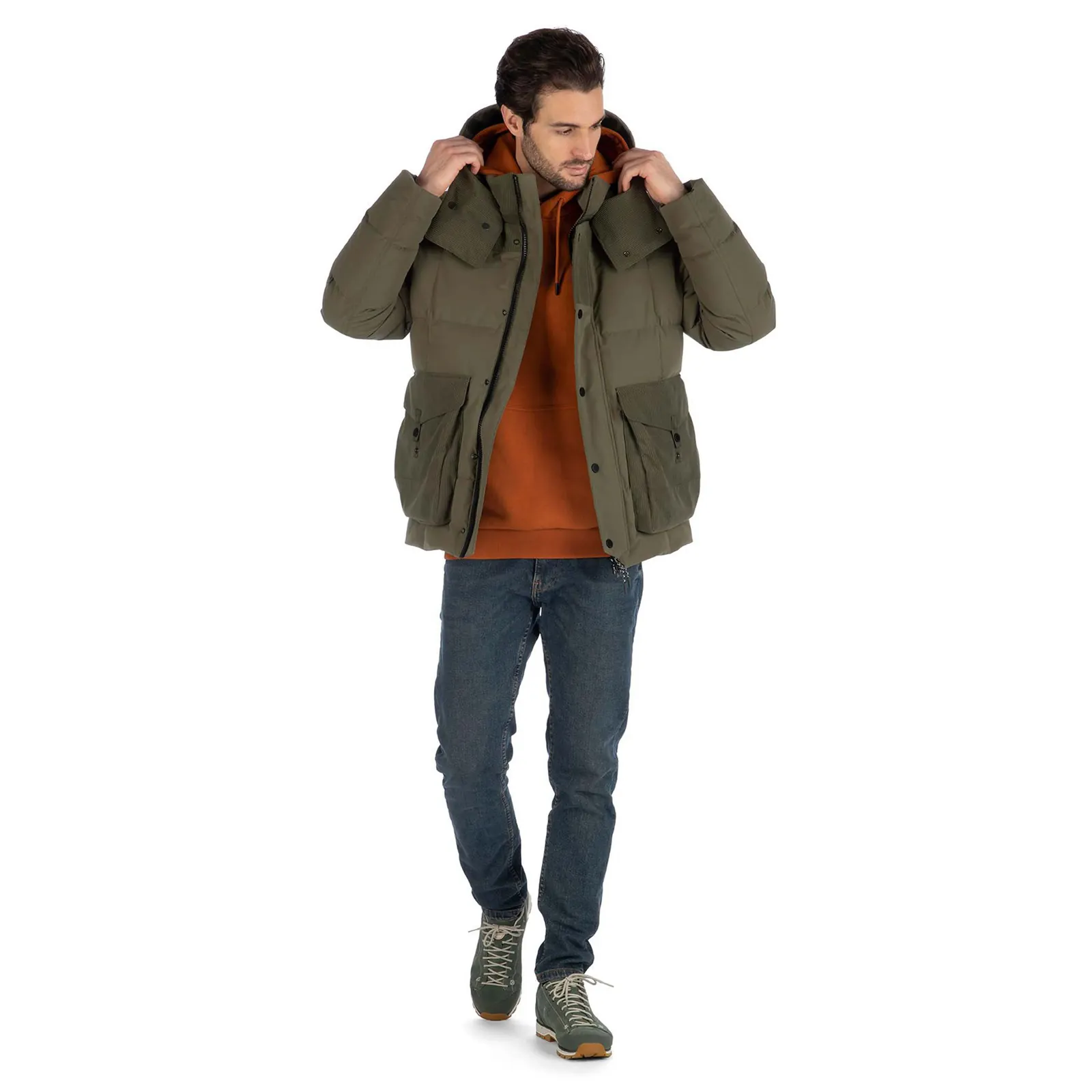 Mann in einer olivfarbenen Dolomite-Karakorum-Jacke mit großen aufgesetzten Taschen
