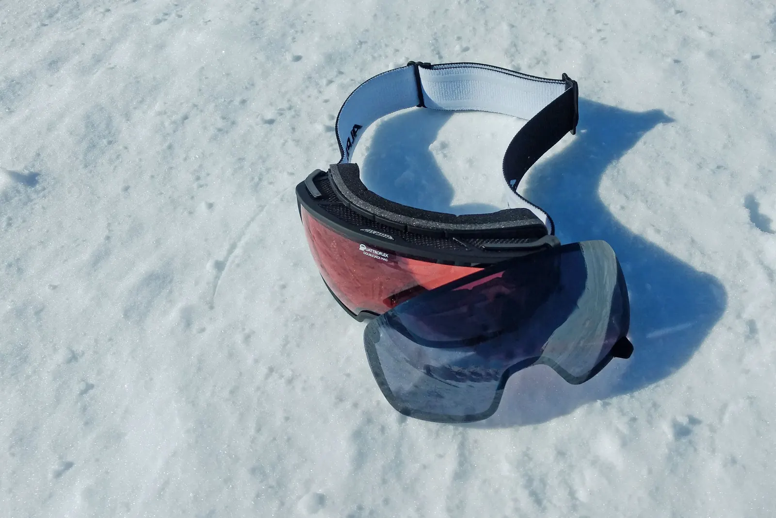 ALPINA Double Jack MAG Q mit abgenommener dunkler Zusatzscheibe auf dem Schnee