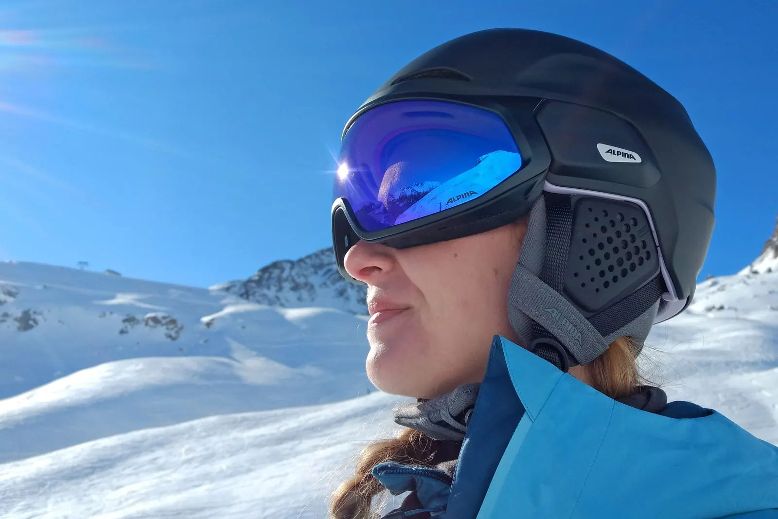 Isabell trägt den ALPINA Alto Q-lite mit geschlossenem verspiegeltem Visier