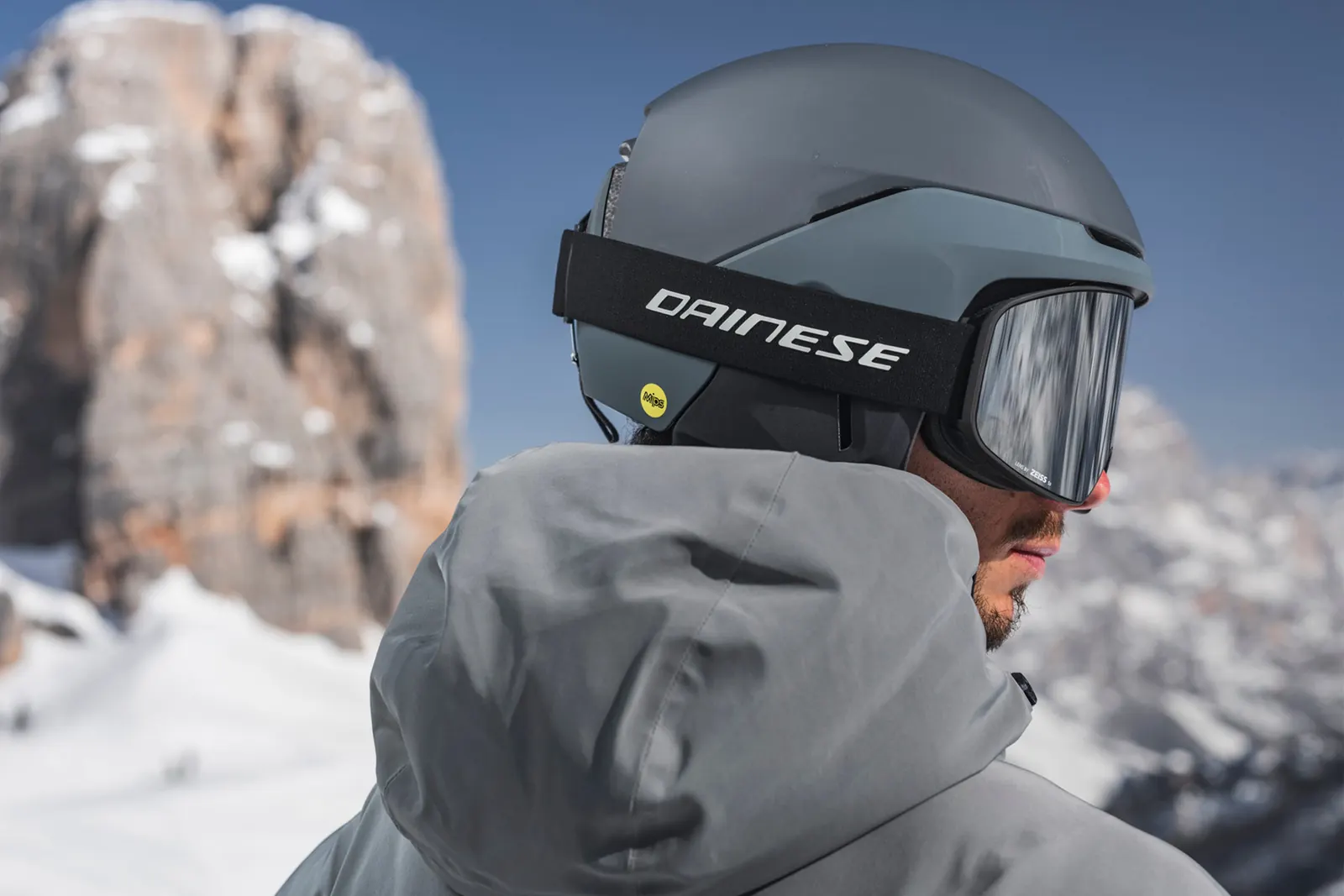 Dainese Nucleo Mips in Dunkelgrau mit Skibrille, seitlich von hinten aufgenommen