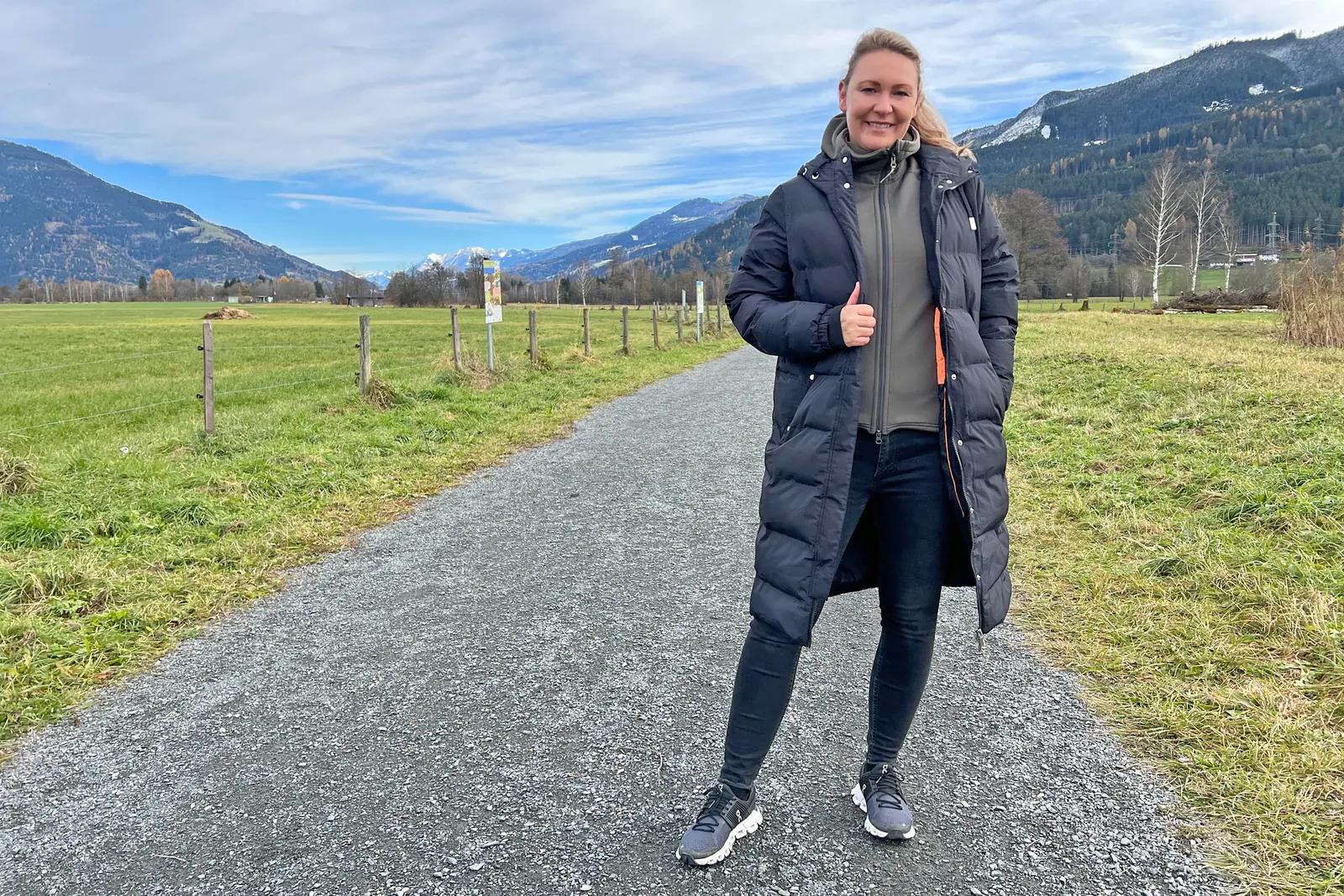 Houdini Power Houdi als Zwischenschicht unter einem geöffneten Wintermantel