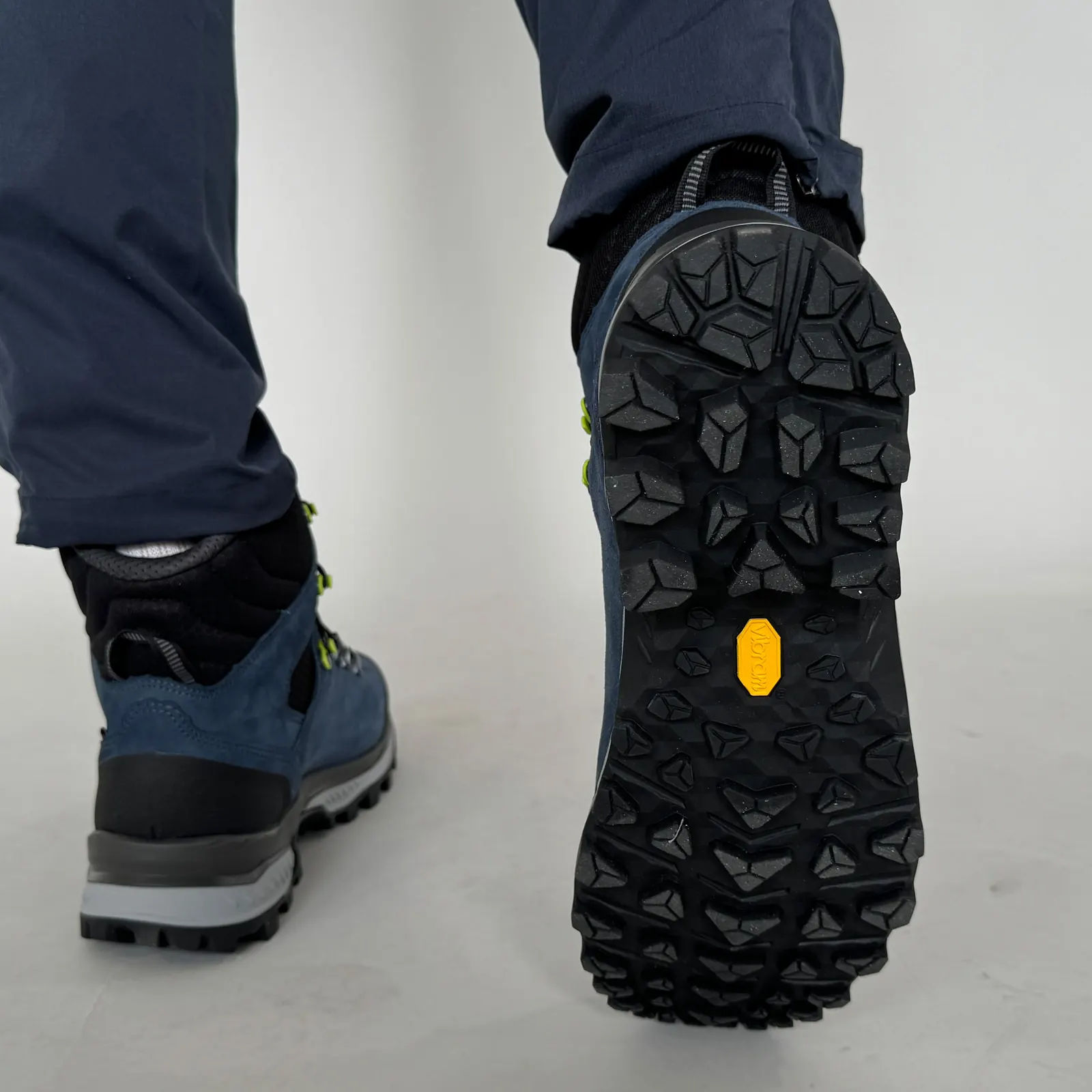 Unterseite des LOWA Corvara GTX Mid mit Profilblöcken und gelbem VIBRAM-Logo