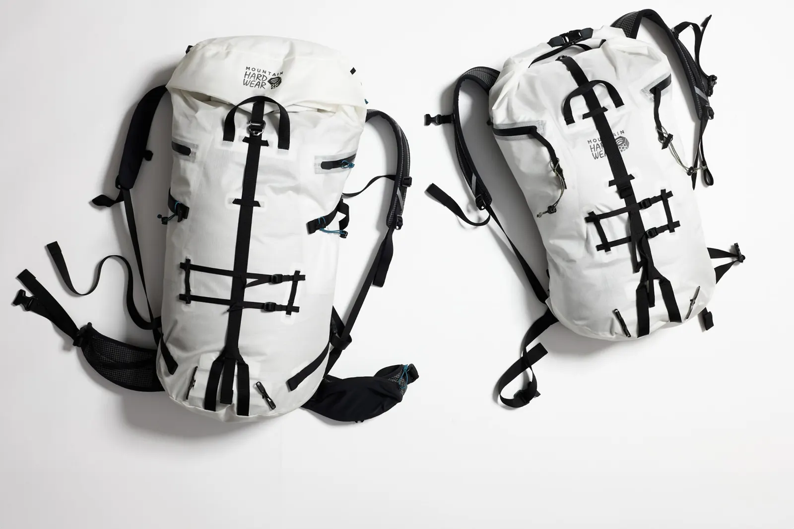 Zwei helle Mountain-Hardwear-Alpine-Light-Roll-Top-Rucksäcke nebeneinander