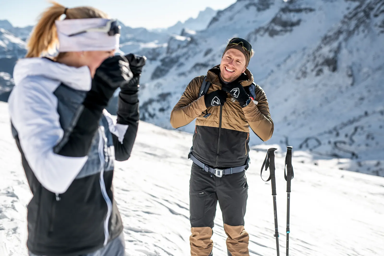 Zwei Personen in ZIENER Hybridjacken mit unterschiedlich aufgebauten Stoffzonen im Schnee