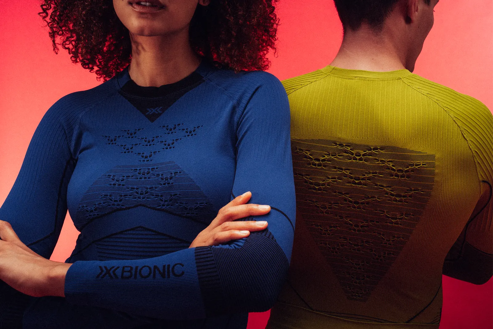 Zwei Personen in X-Bionic Energy Accumulator 4.0 Shirts in Blau und Gelbgrün