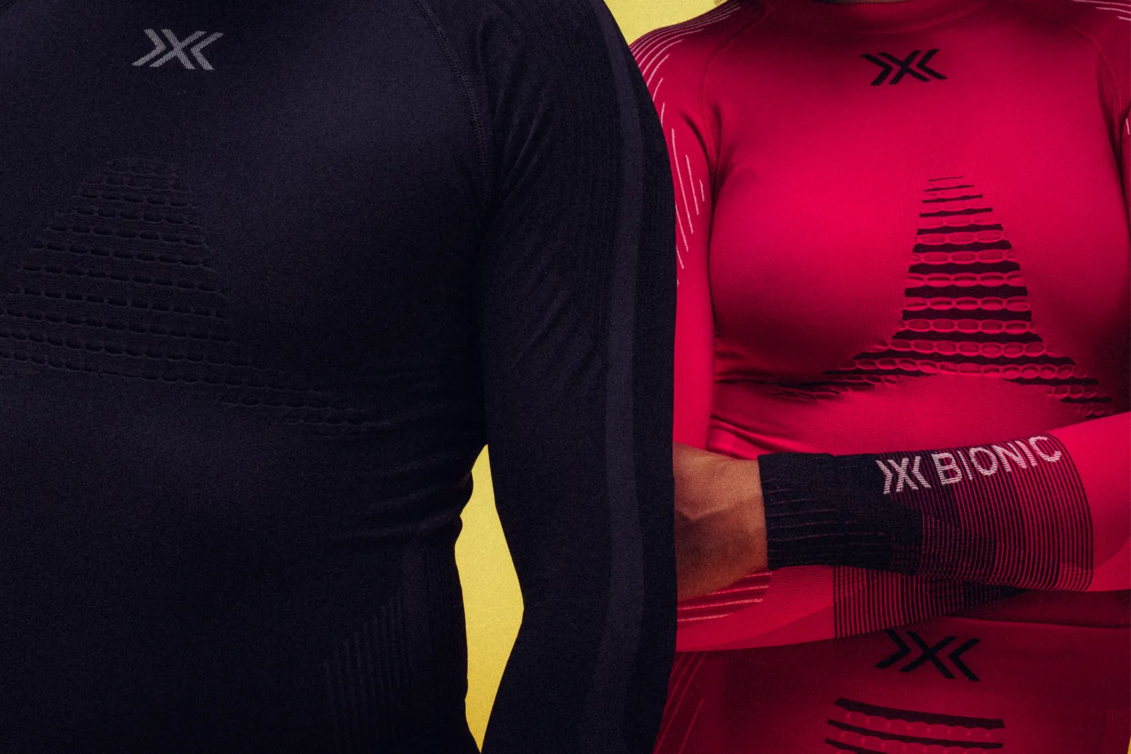 X-Bionic Invent Shirts in Schwarz und Rot an zwei Personen