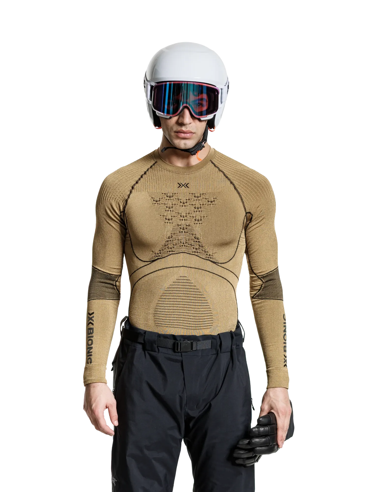 Skifahrer mit Helm und Skibrille im goldfarbenen X-Bionic Radiactor 4.0 Langarmshirt