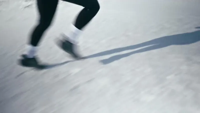 Laufschuhe und Beine einer Läuferin im Schnee