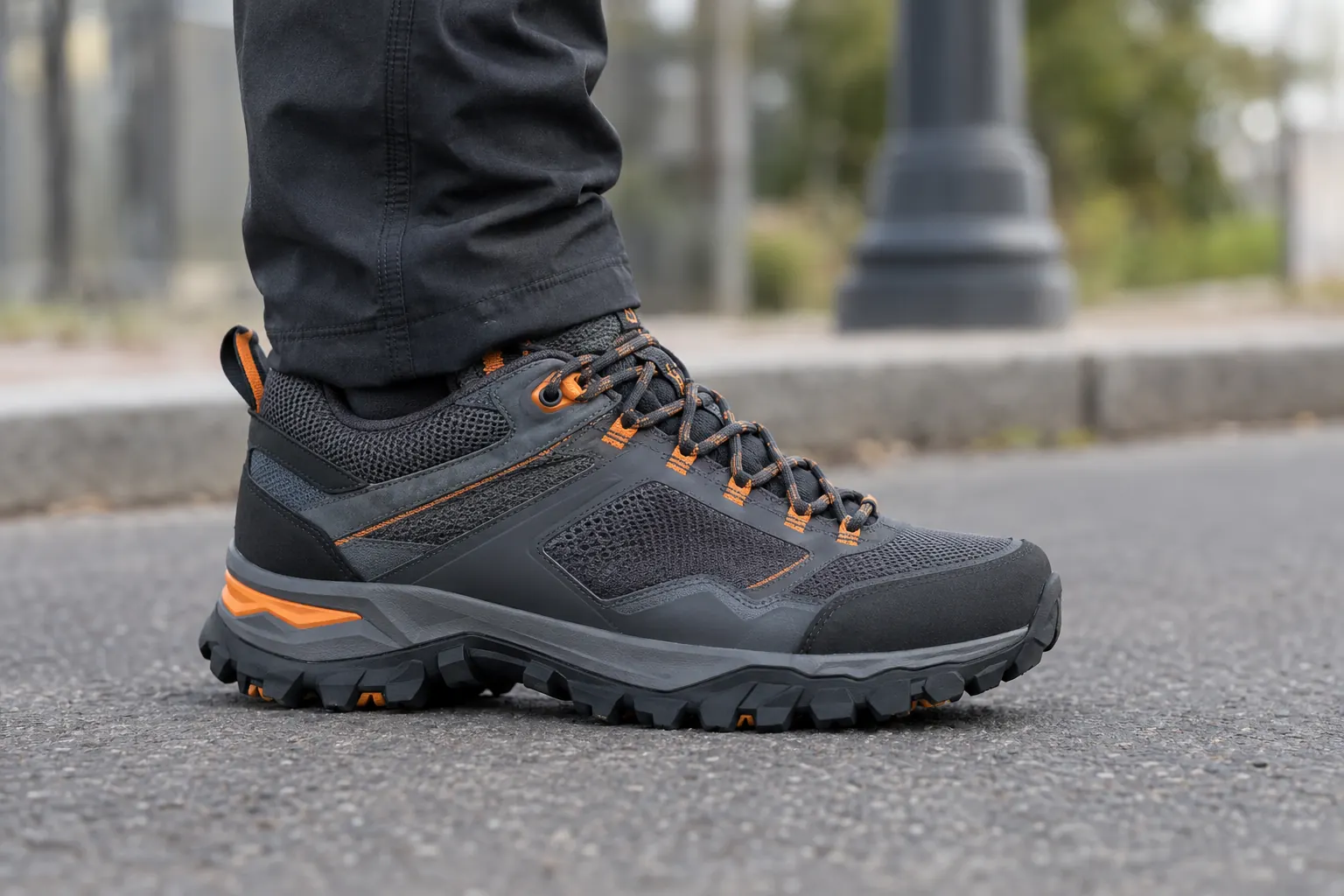 Wanderschuh steht flach auf glattem Asphalt eines Gehwegs