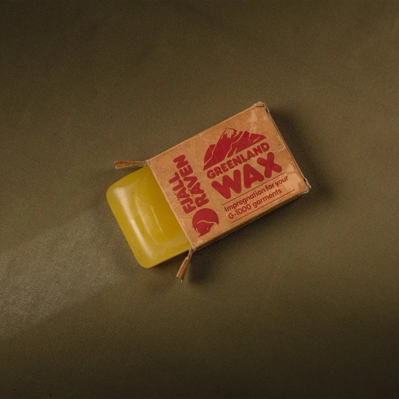 Ein Block Greenland Wax mit Verpackung auf dunklem Grund