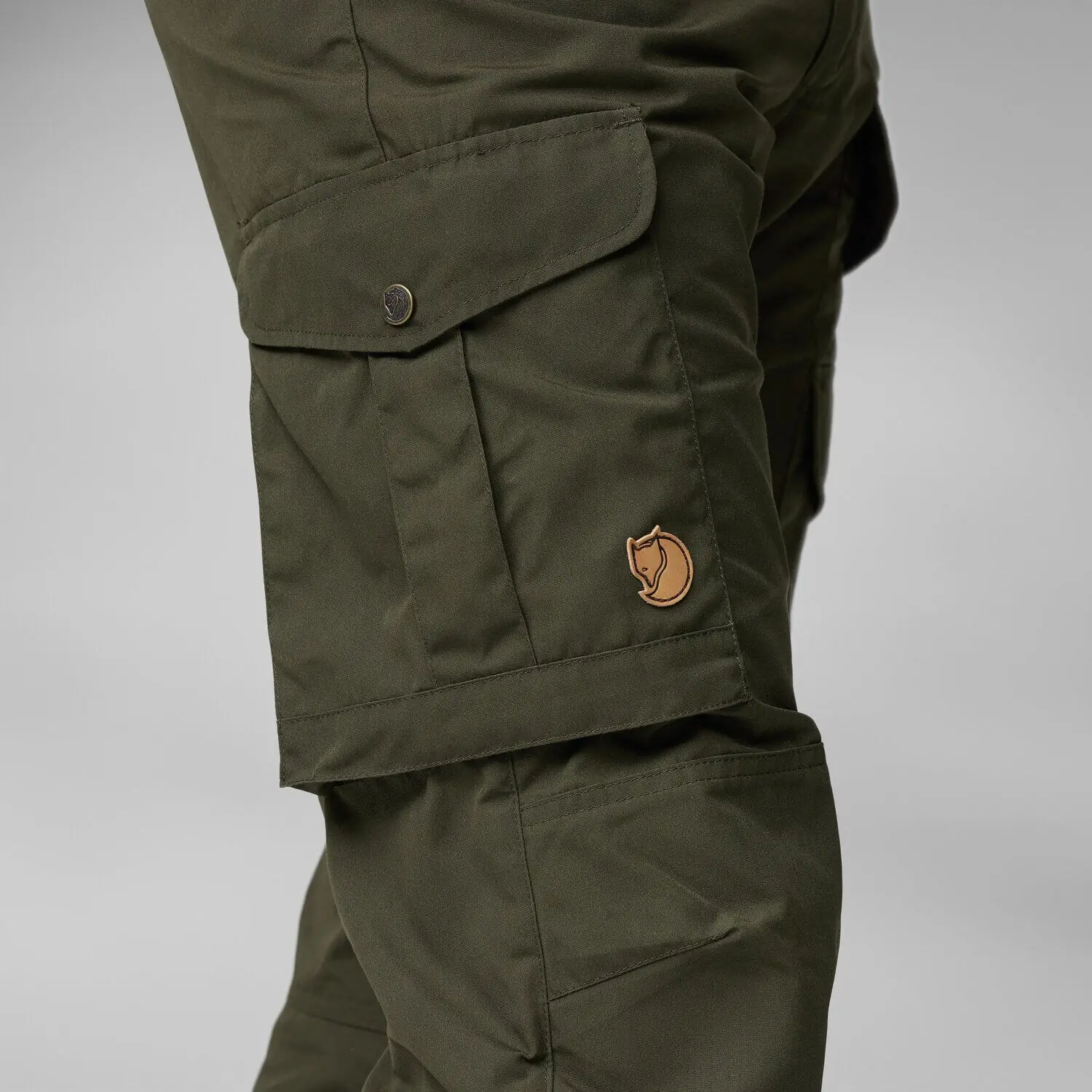 Seitentasche einer Fjällräven-Hose mit Fuchs-Logo