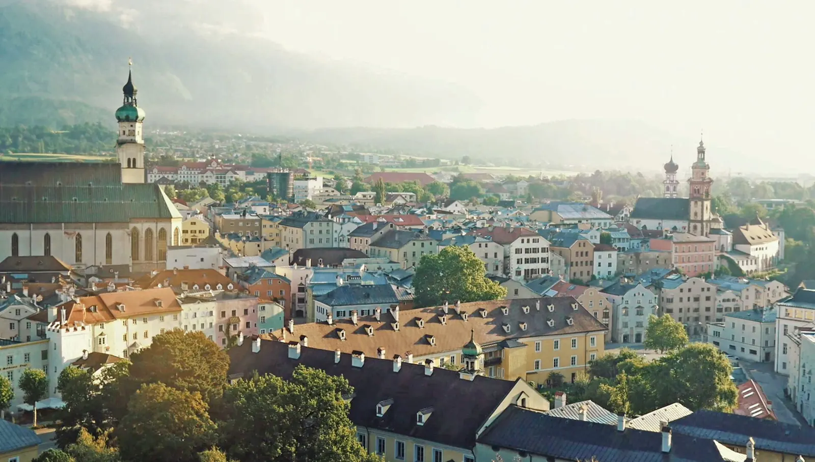 Blick über die Altstadt von Hall in Tirol mit Pfarrkirche St. Nikolaus, dahinter die Berge des Inntals