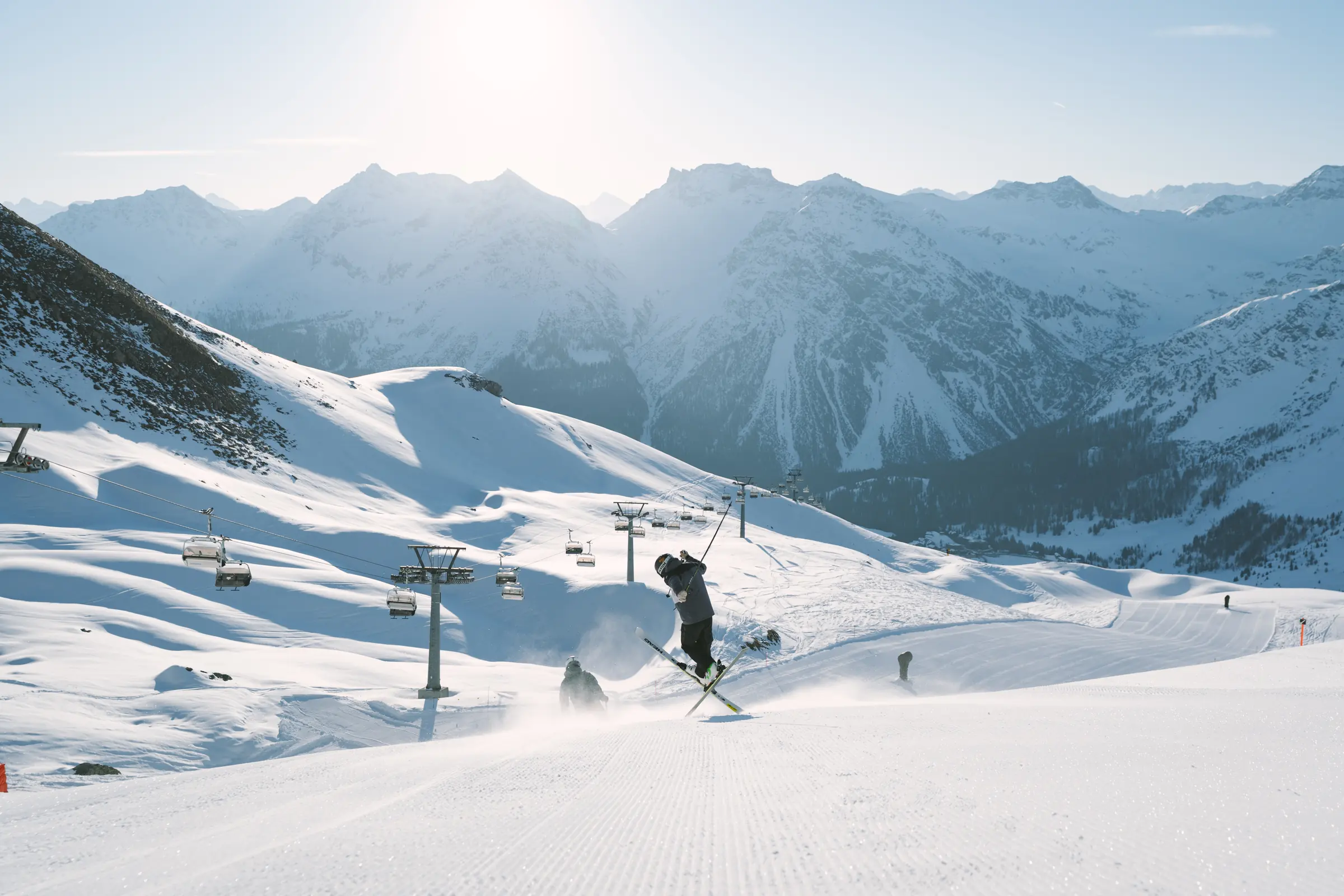Winter in Arosa – Lenzerheide: Piste, Sesselbahn und Bergpanorama im Gegenlicht