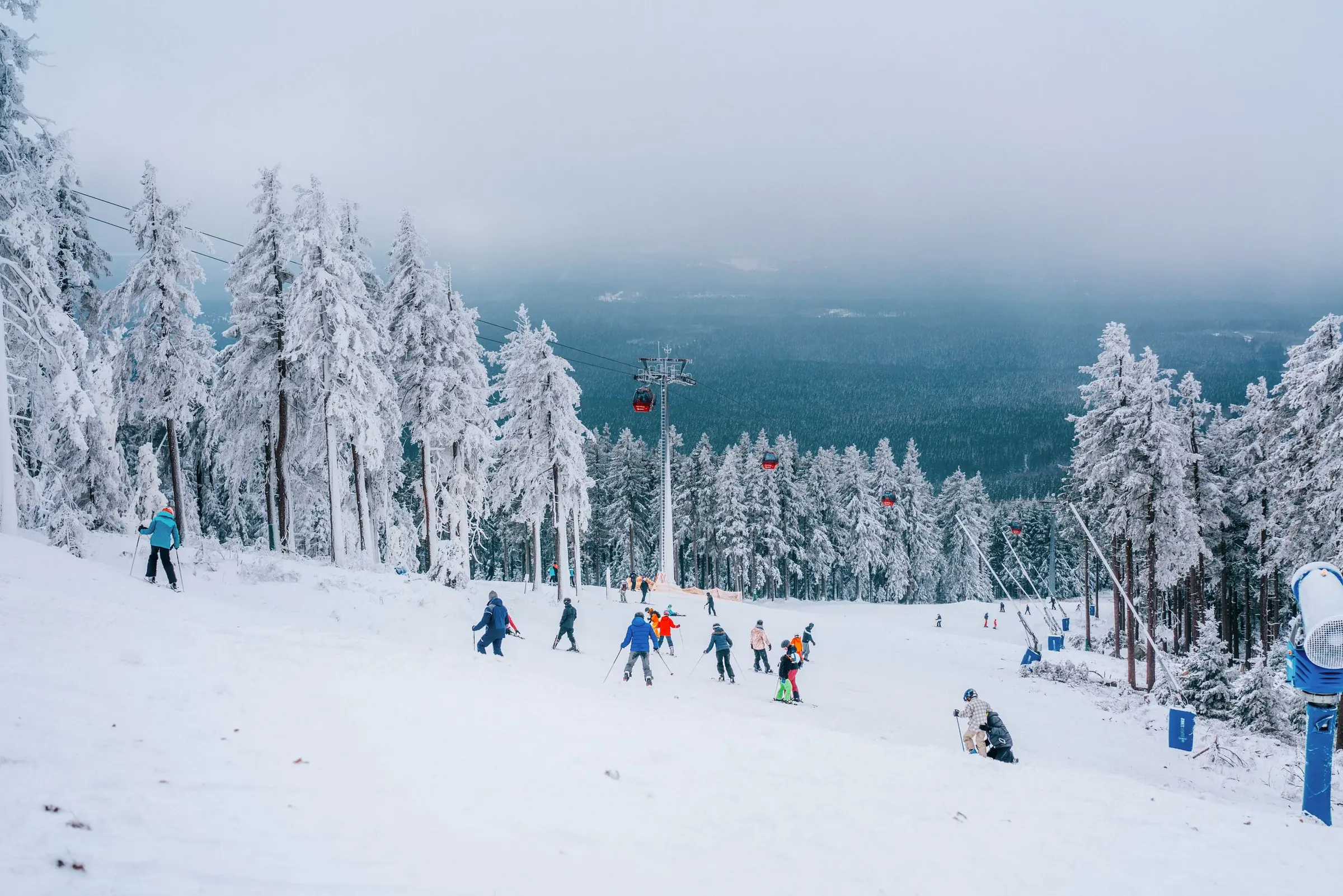 Winter in Braunlage – Wurmberg: Piste am Wurmberg mit verschneiten Fichten und Seilbahn