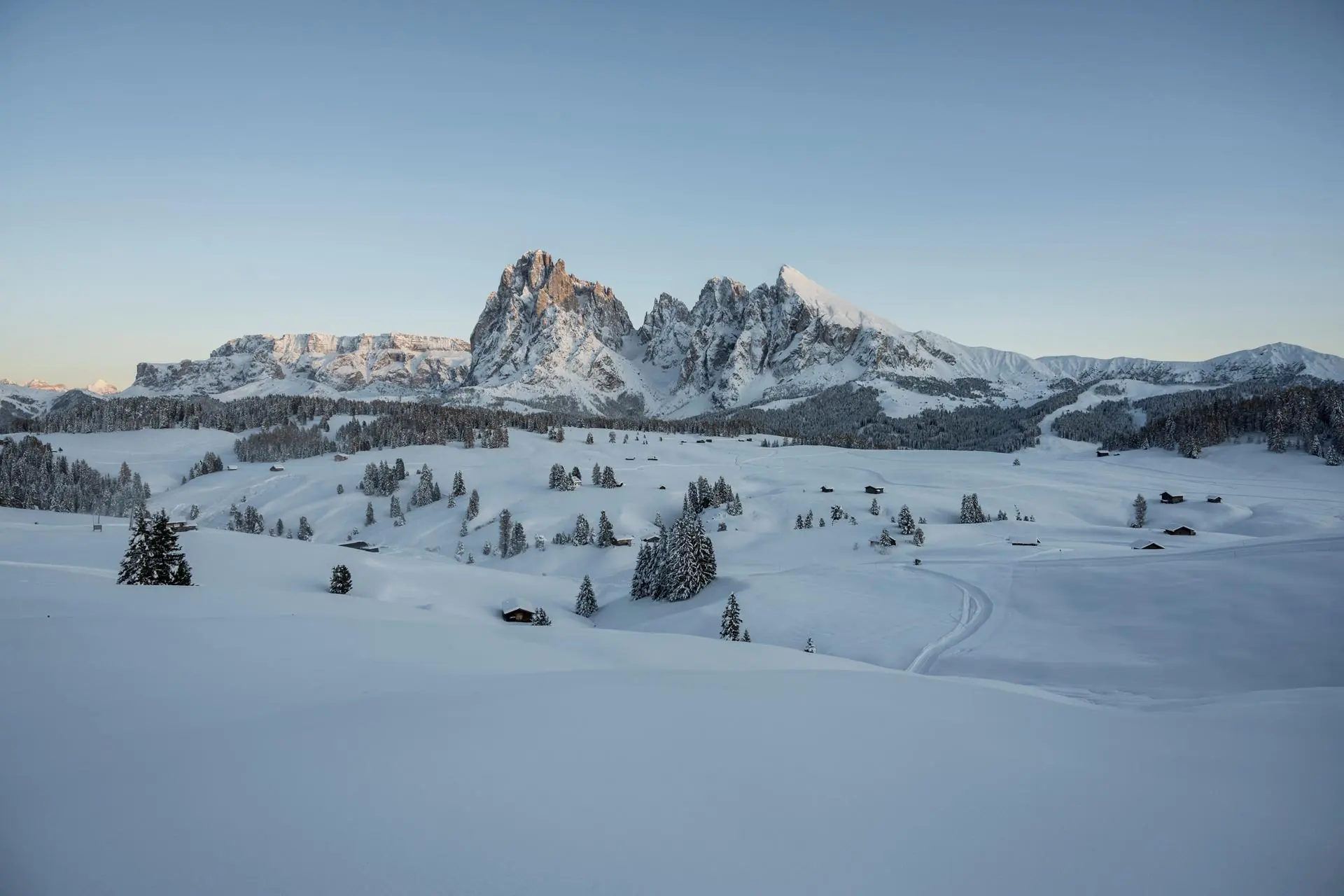 Winter in Gröden – Seiser Alm: Verschneite Seiser Alm mit Langkofel, Plattkofel, Sella