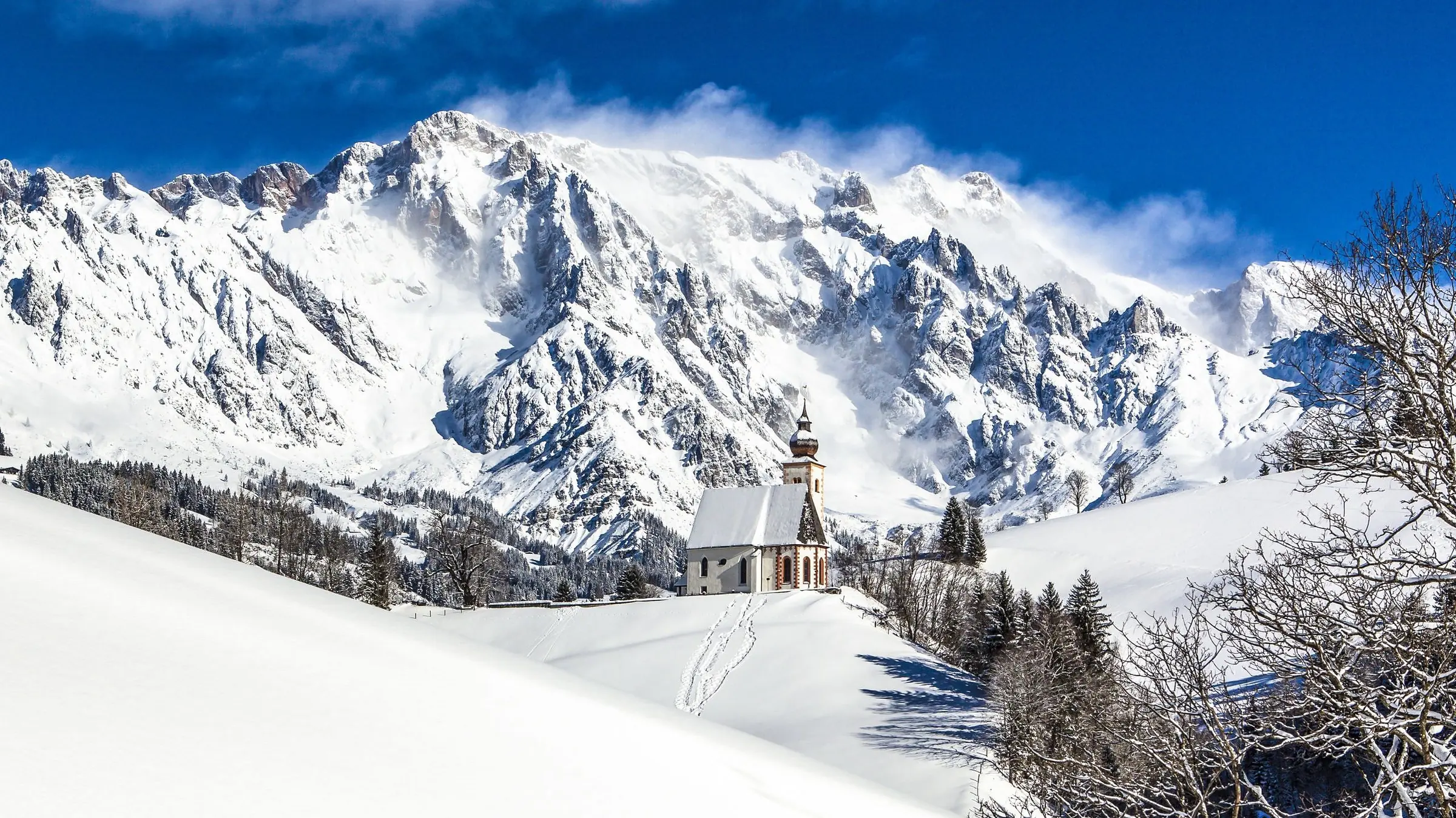 Winter in Hochkönig: Hochkönig-Massiv mit Kapelle im Schnee bei Maria Alm