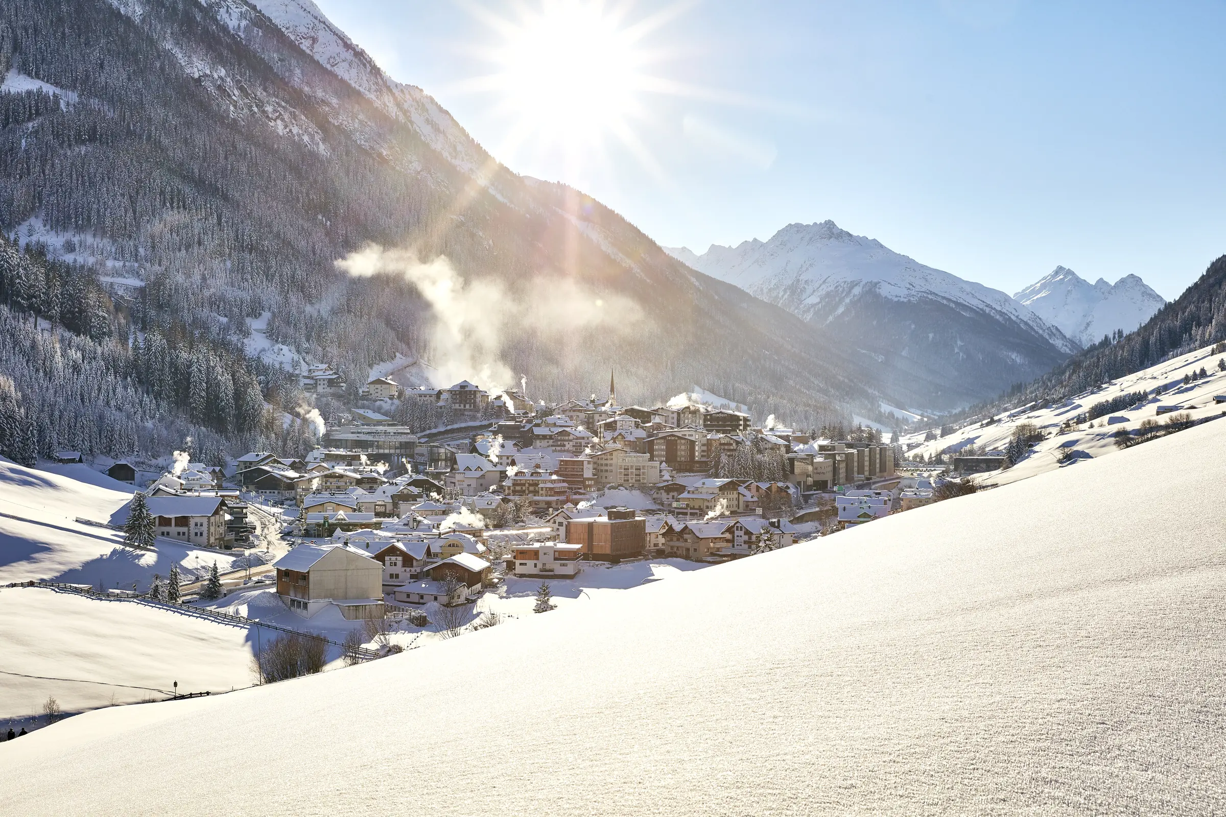 Winter in Ischgl – Paznaun: Ischgl im Schnee mit Kirchturm und Talschluss