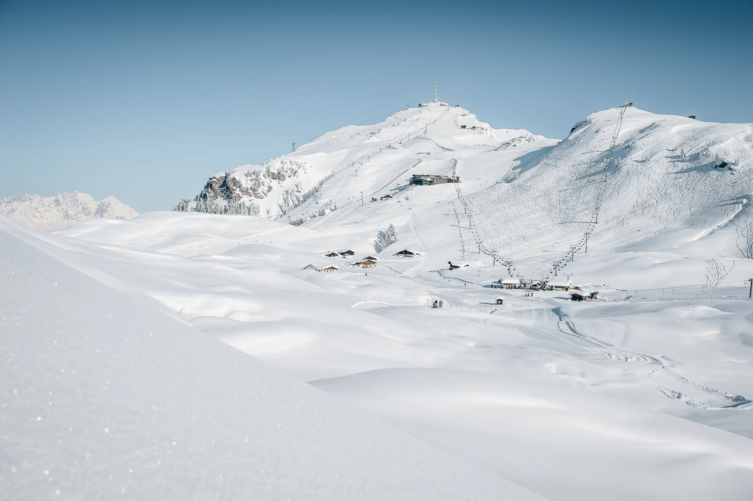 Winter in Kitzbühel – Kirchberg: Verschneiter Gipfelbereich (Kitzbüheler Horn) mit Pisten