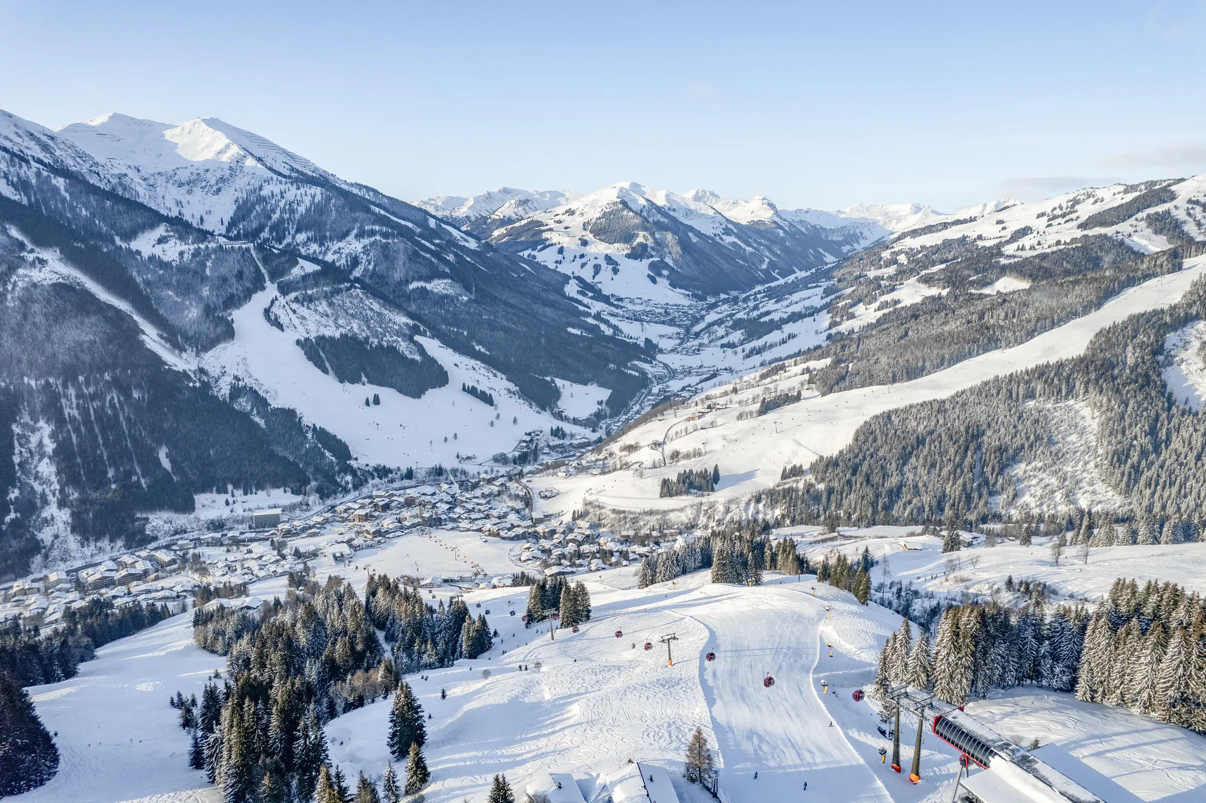 Winter in Saalbach Hinterglemm: Luftbild Skicircus ins verschneite Glemmtal
