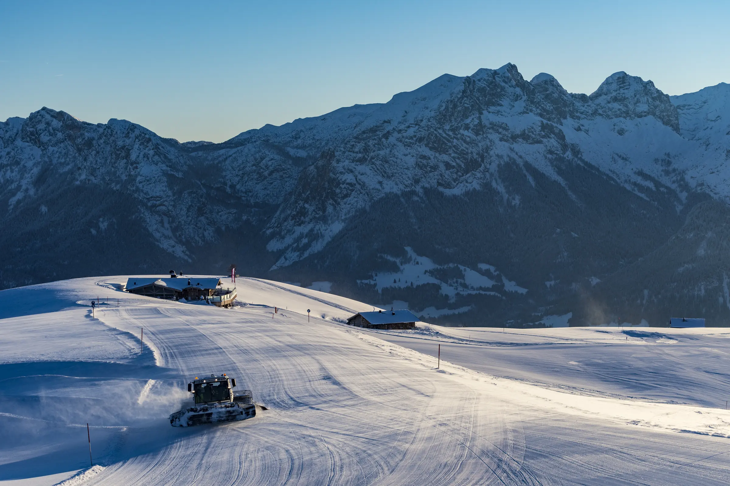 Winter in Salzburger Saalachtal: Almenwelt Lofer, Piste und Loferer Steinberge im Morgenlicht
