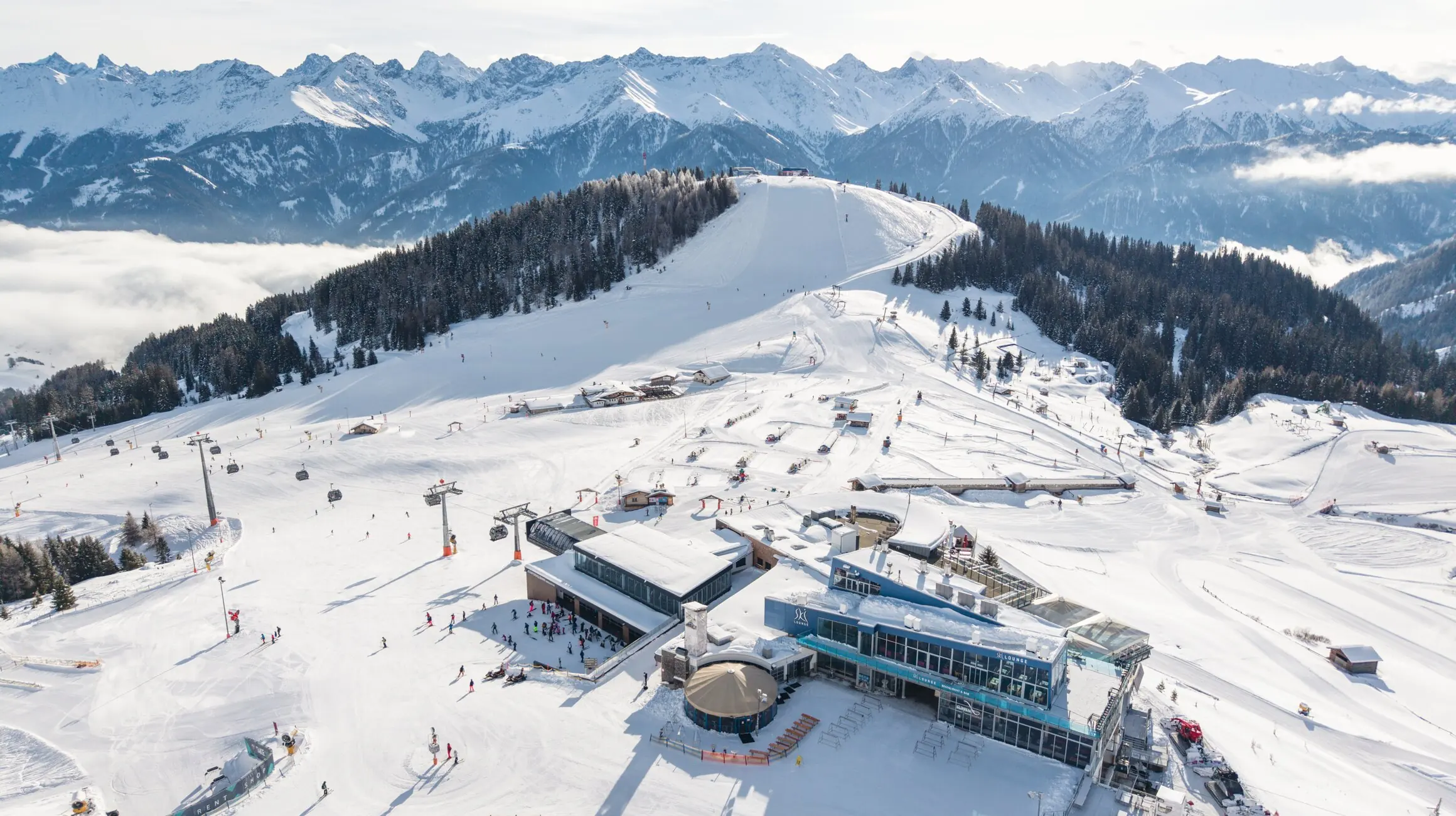 Winter in Serfaus – Fiss – Ladis: Bergstation Komperdell mit Pisten über dem Nebelmeer
