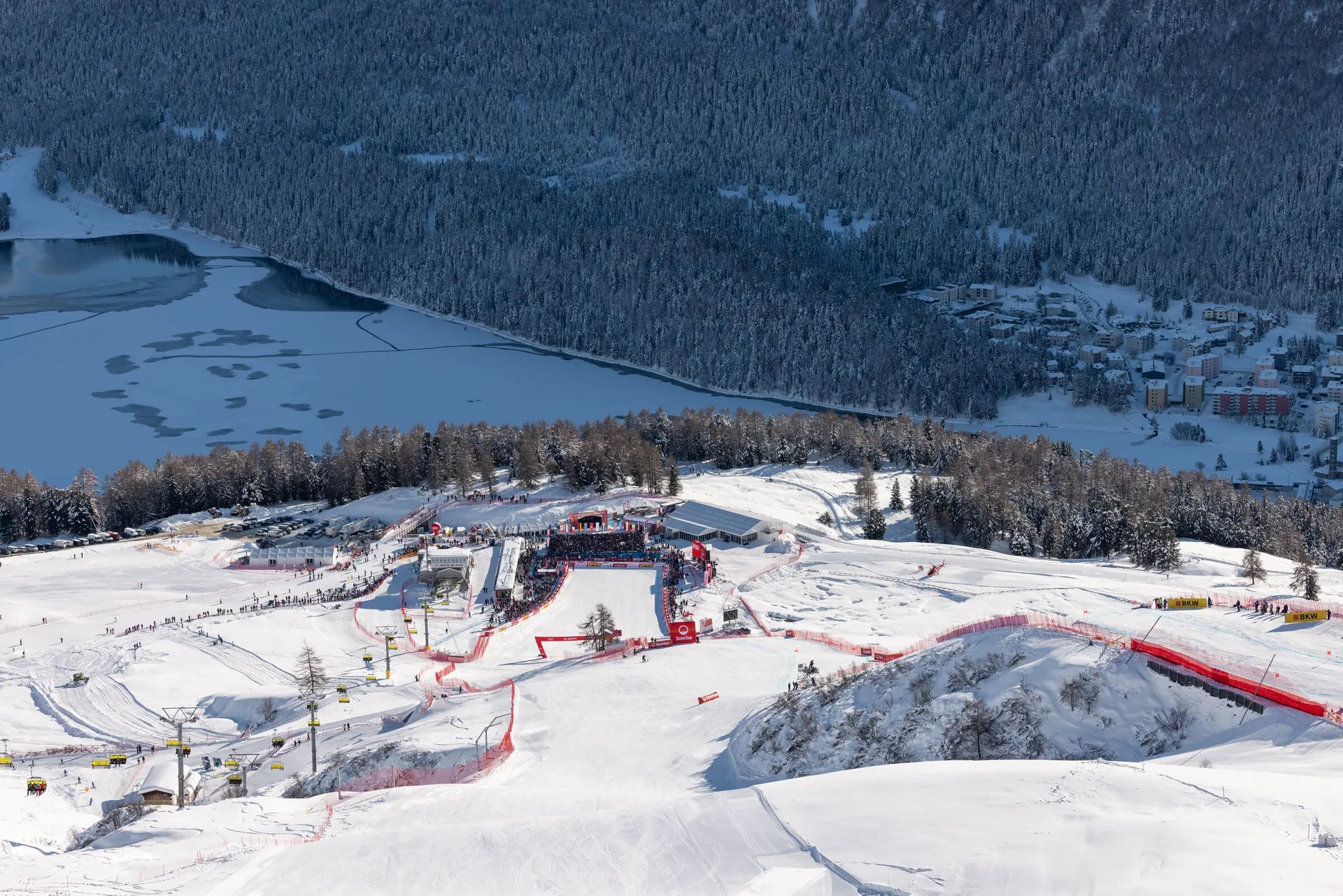 Zielraum des Ski-Weltcups in Salastrains oberhalb von St. Moritz, dahinter der zugefrorene St. Moritzersee und der Ort