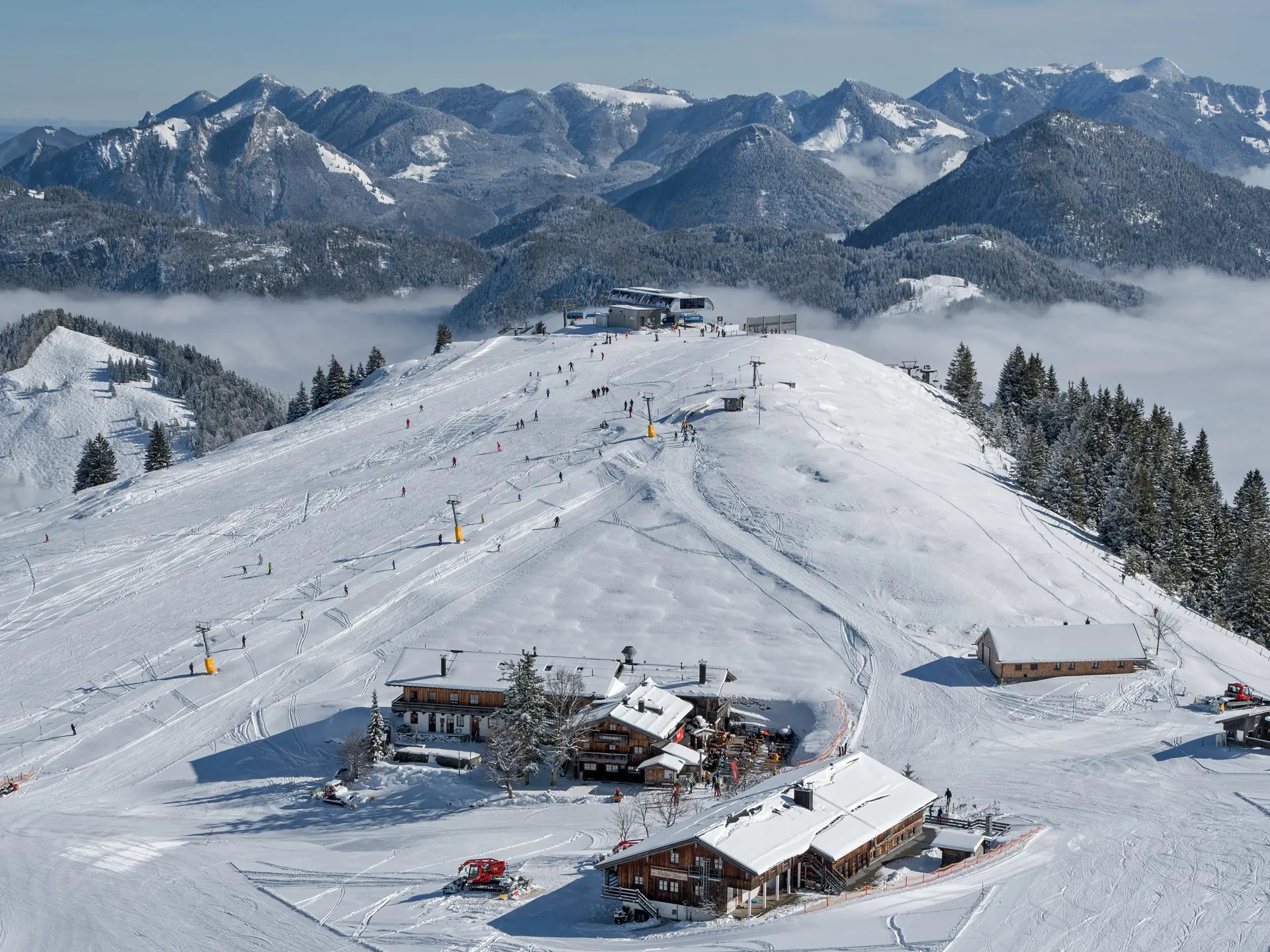 Winter in Sudelfeld: Skigebiet Sudelfeld von oben über dem Nebelmeer