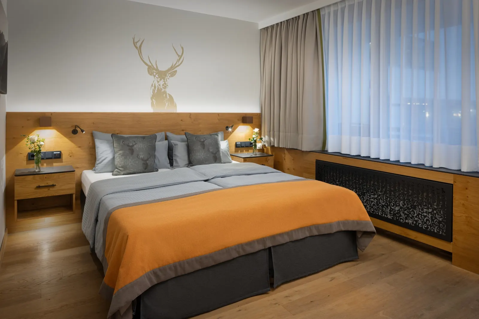 Doppelzimmer mit Holzwand und Hirschmotiv im Arabella Alpenhotel am Spitzingsee