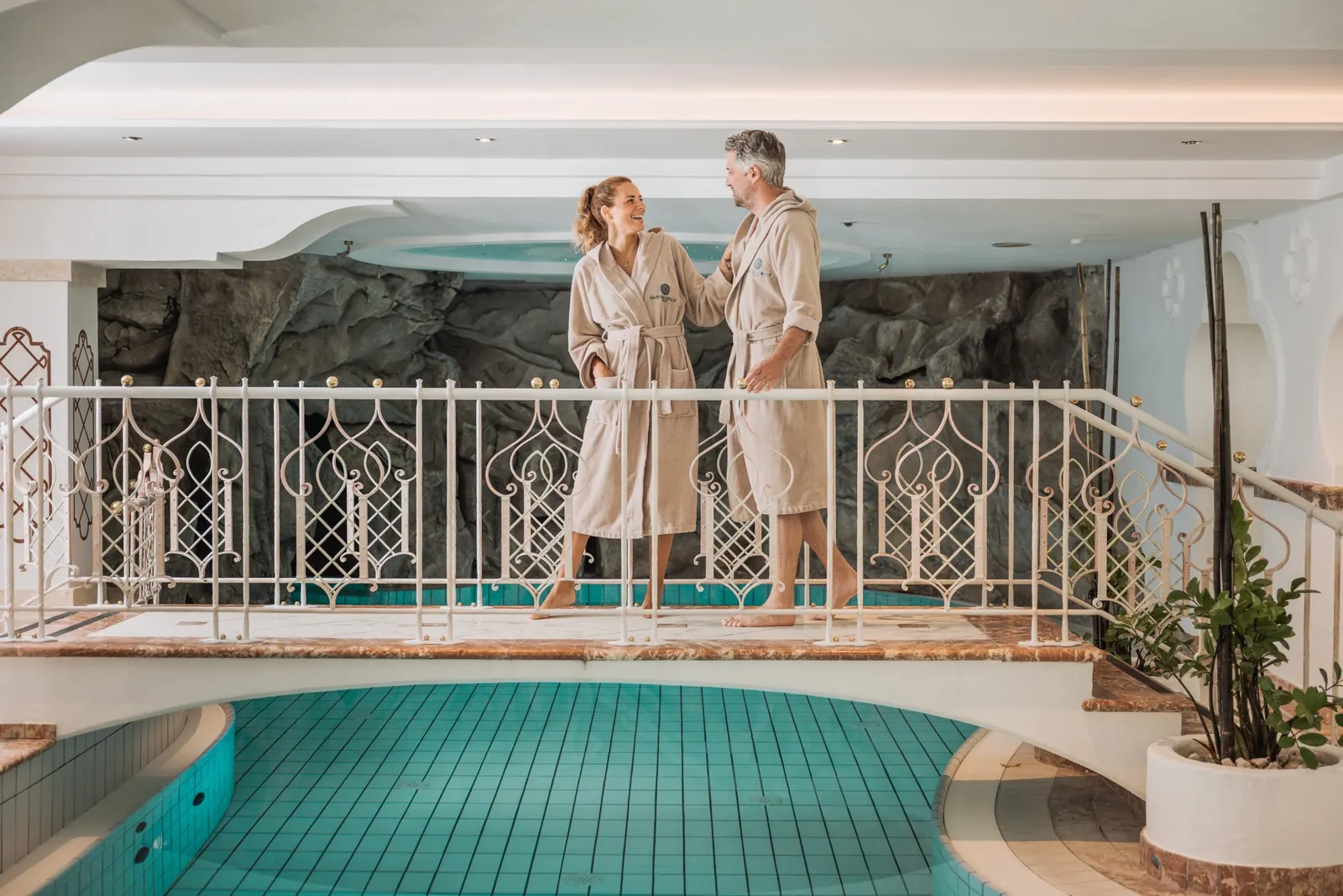 Innenpool im Hotel Gaspingerhof mit Brücke über dem Becken