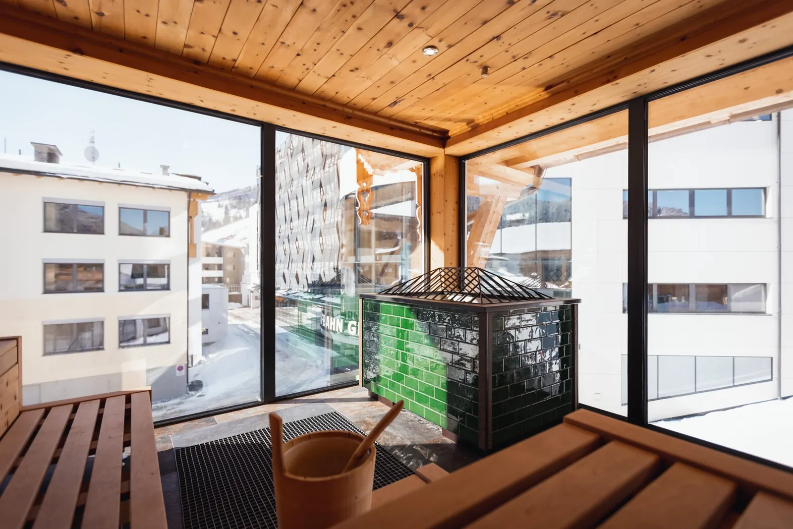 Sauna im Spa-Bereich Feuer des Hotels Gaspingerhof mit Fensterfront