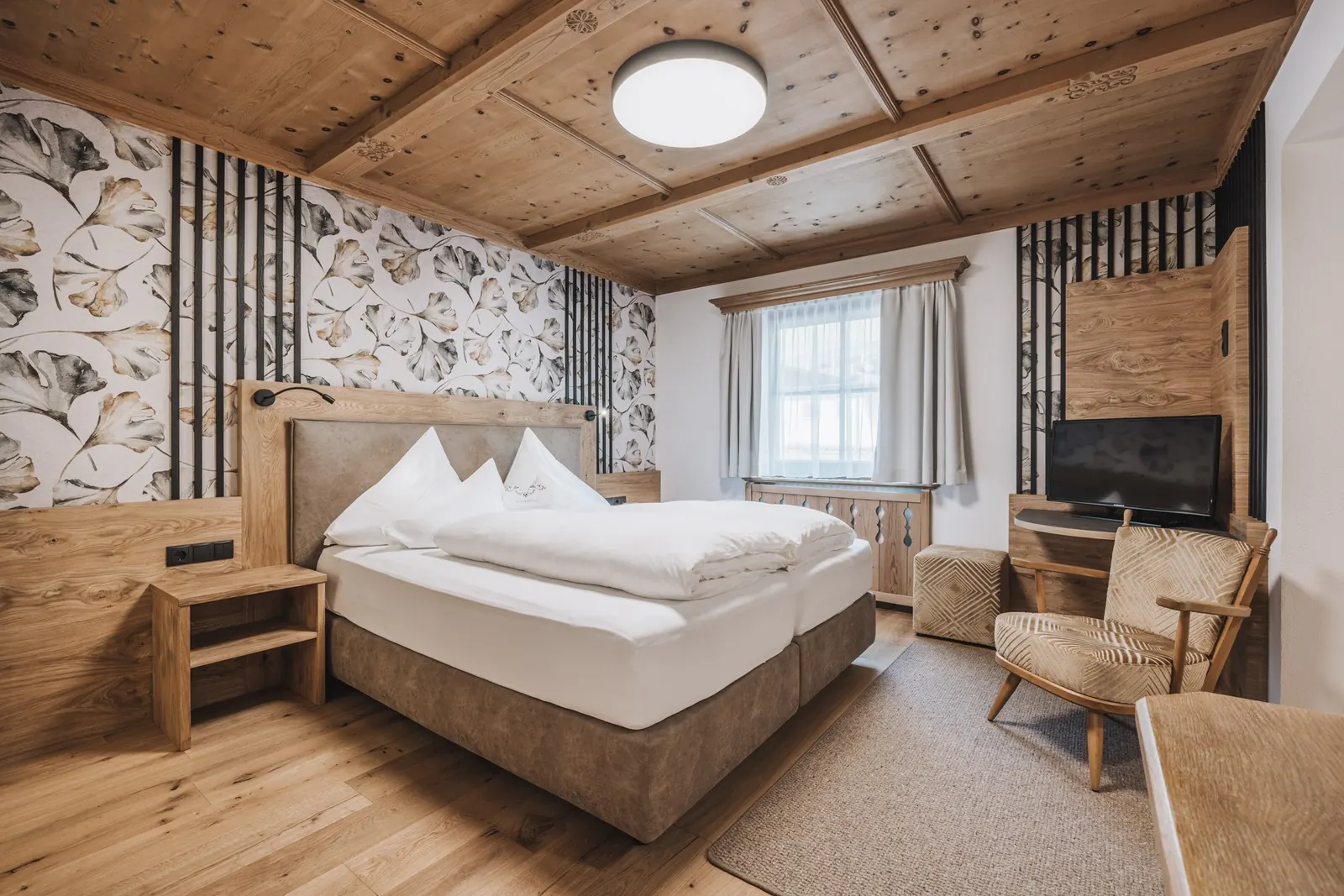 Doppelzimmer im Hotel Gaspingerhof mit Holzdecke und Holzmöbeln