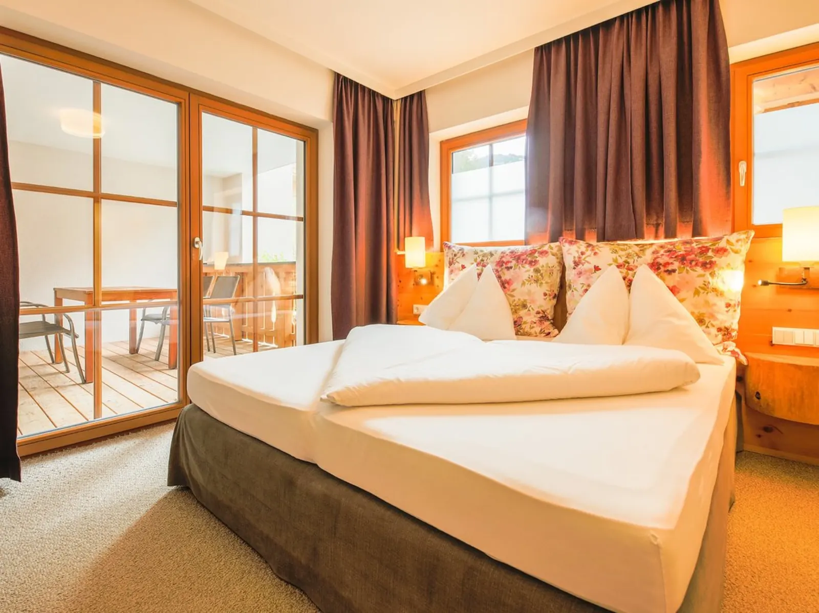 Doppelzimmer mit Holzboden und Balkontür im Hotel Stadt Wien