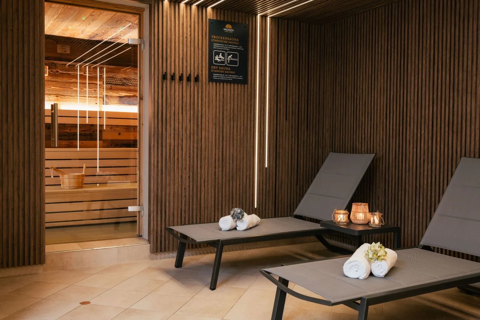 Saunabereich mit Liegen und Holzwänden im MONDI Hotel Axams