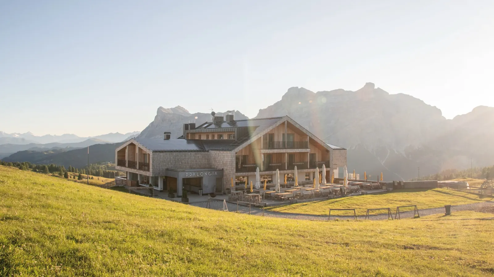 Berggasthof Pralongià auf grünen Almwiesen im Morgenlicht