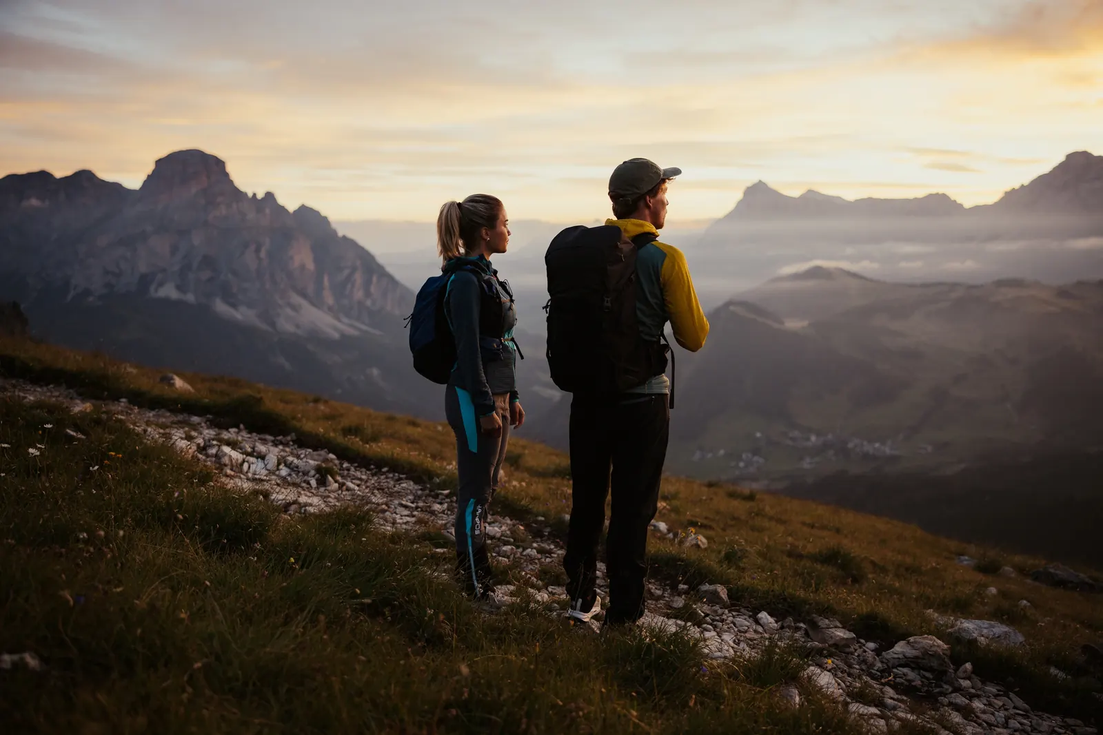 Wanderer im Morgenlicht auf dem Boè-Gelände der Sella