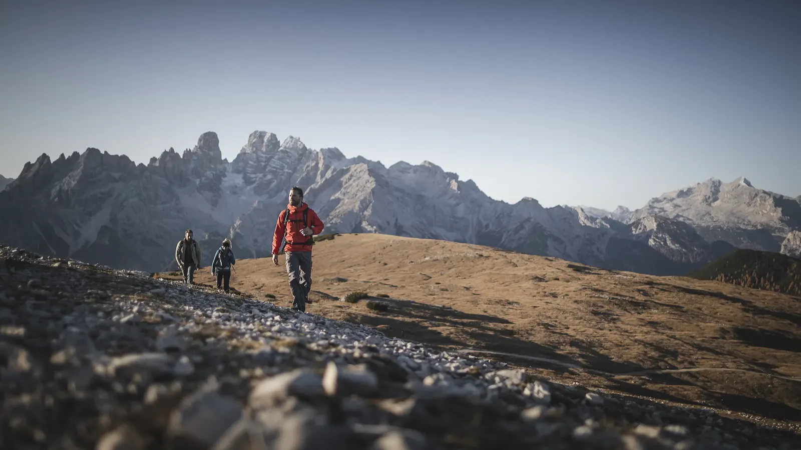 Wanderer auf der Plätzwiese vor den Gipfeln der Pragser Dolomiten