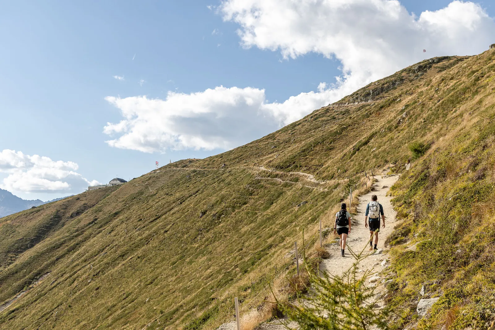 Wandernde auf einem offenen Höhenpfad am Muottas Muragl