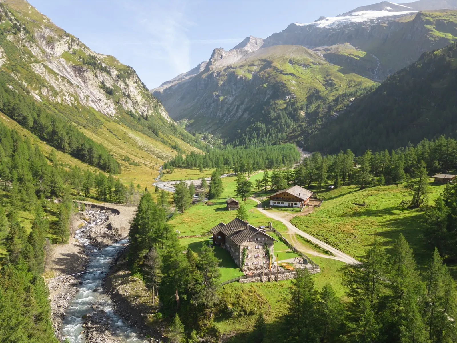Kalser Tauernhaus und Dorferbach zwischen grünen Almen