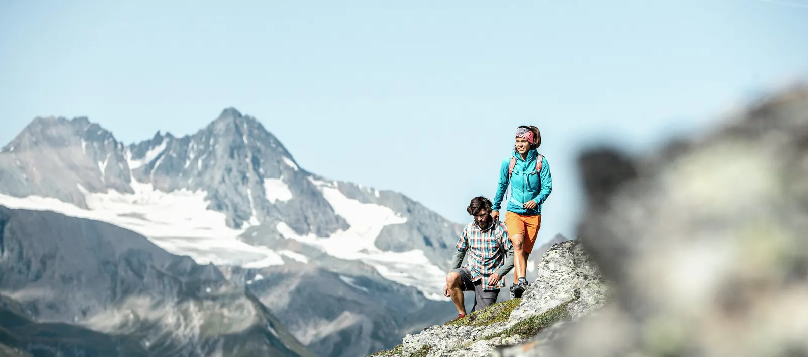 Wanderer im Gebiet Kals-Matrei vor der vergletscherten Bergkulisse